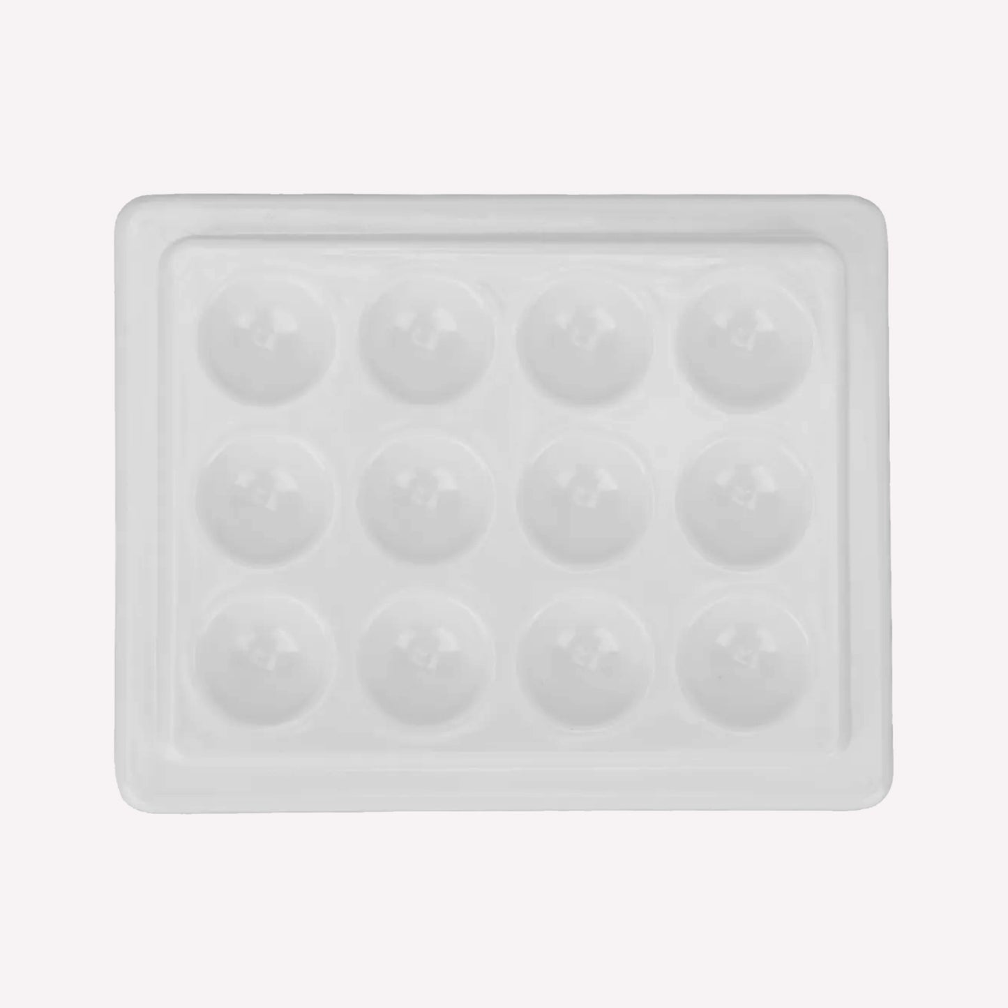 Light and compact ceramic paint palette with 12 circular tinting compartments for mixing and storing watercolour, gouache and acrylic paint.